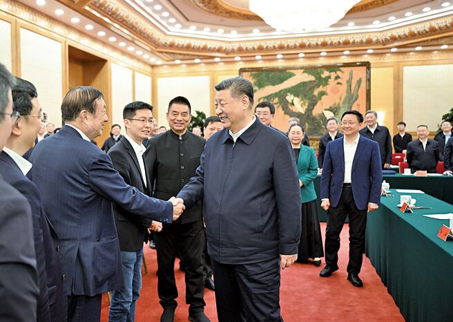 大陸只有回到改革開放這條路，政府放開控制，開放市場，激勵出自由市場中人的積極性與創造力，由市場自己來發揮調節作用，失業問題才有可能獲得緩解。圖為大陸國家主席習近平召開民企座談會。（新華社）