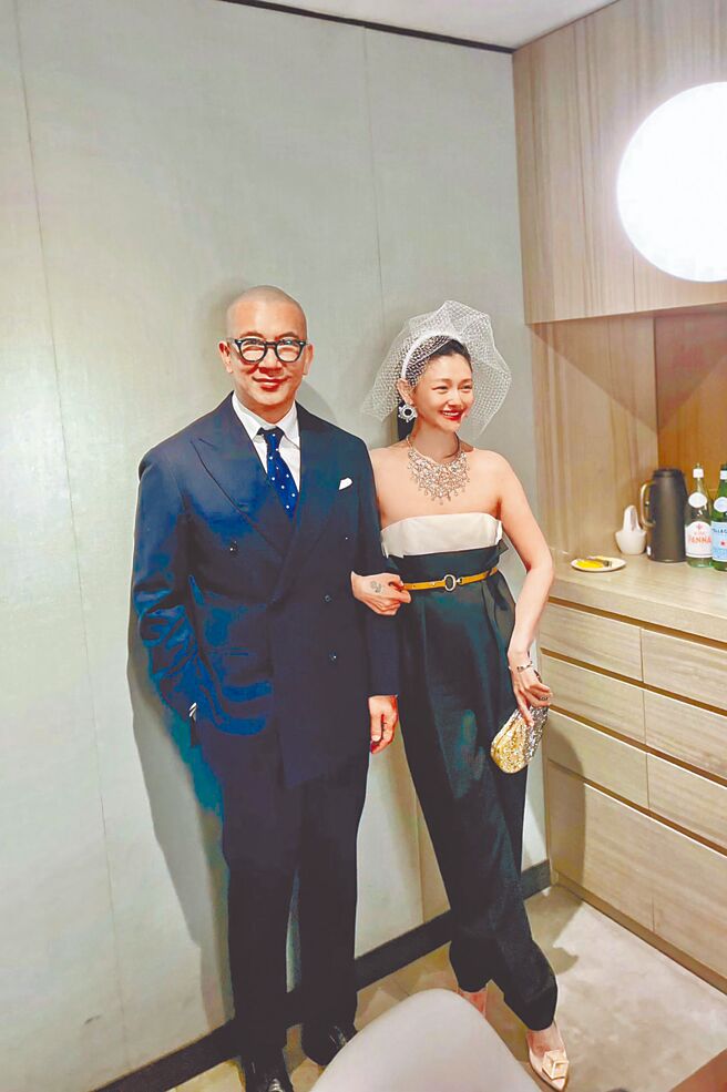 具俊晔（左）等家人有意为逝世的大S立雕像。（资料照片）