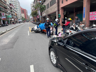 驚悚畫面！板橋婦機車載滿回收遭轎車撞飛 「雙方都無照」糗了