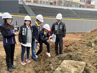 新竹棒球場挖出寶特瓶「這年」才上市？  白綠再爆口水