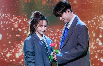 李子森送杜忻恬玫瑰花喊「真的好喜欢妳」 康康追问：怎没亲下去？