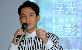 多图》50岁锺汉良被拍「眼袋皱纹尽现」 网笑：终于确认是正常人