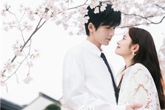 張凌赫「暖男中醫」被讚夢幻女婿 櫻花下甜吻徐若晗