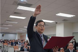 食藥署首位「醫師」署長今上任 台大院長讚：不可多得的三刀流人才