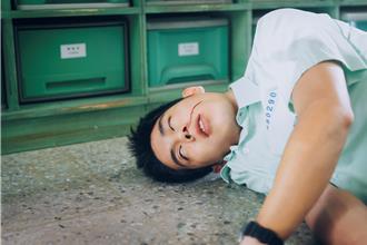 詹懷雲新片化身史上最狂裝病仔 被江齊甩巴掌噴鼻血倒地不起