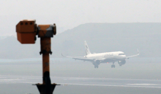 濃霧壟罩台中 10航班受影響 旅客機場苦等