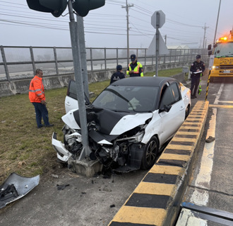 國道1后里段自撞燈號桿 小客車駕駛與乘客雙雙送醫