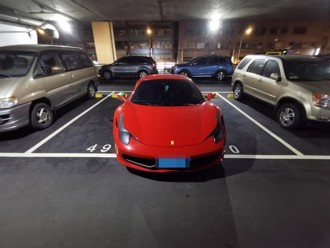 超扯！法拉利超跑「這樣停」 網友：這是在保護其他人