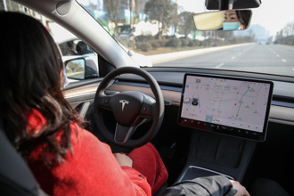 特斯拉在陸推自動駕駛新功能 數據訓練不足遠遜比亞迪小米