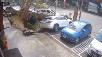 竹東驚現3公尺深天坑  路面坍塌  汽車慘遭吞噬畫面曝