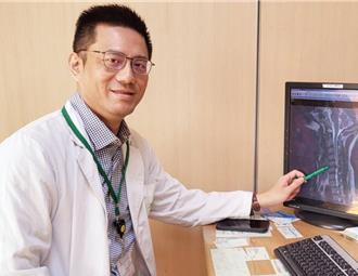 美甲霧眉師長期低頭肩臂痠麻！ 醫靠1招解決