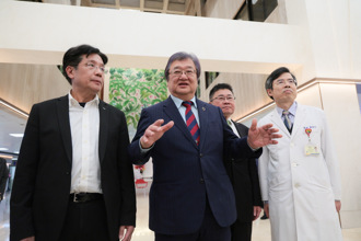 邱泰源突襲巡視醫院 見躺床病患講這句 基層醫護全傻眼