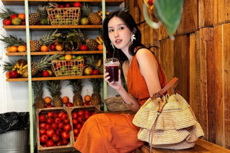 不只天王嫂被偷！ 女星希臘神殿旅遊 剛買一天包包也被偷