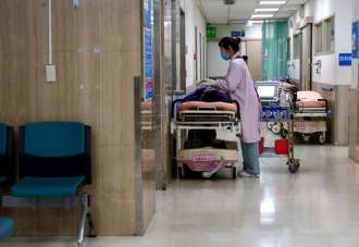 护理师加班苦撑「薪资输牙助」想跳槽 过来人曝关键：是真的