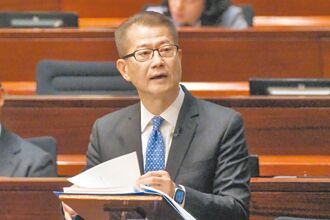 香港公務員凍薪 明年縮編2％