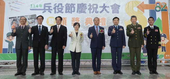 「第82屆兵役節慶祝大會暨頒獎典禮」昨日舉行，由內政部長劉世芳（左4）、國防部副部長柏鴻輝（左5）共同主持。（記者黃迪明攝）