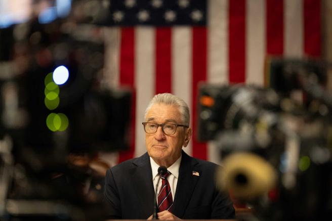 劳勃狄尼洛在《零日风暴》将先知、赎罪者、政治家与战士的气场诠释得极为精彩。（图／Netflix提供）