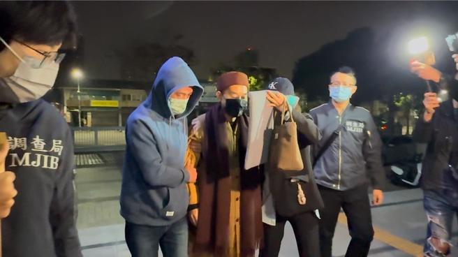 26日深夜11时30分许，释煌智在调查员的陪同下抵达雄院。（纪爰摄）