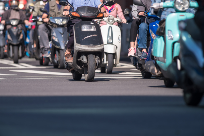 依照规定机车出厂满5年，必须做一次排气检验，提醒骑士要注意。（示意图，shutterstock／达志）