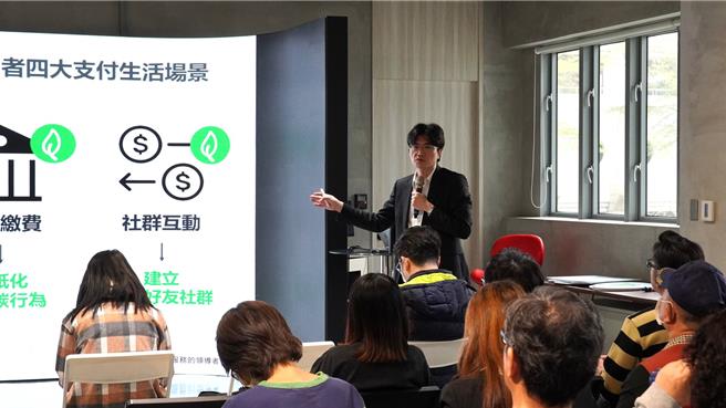 高市青年局与一卡通公司合作举办的「品牌形象与ESG策略的结合」讲座，特邀一卡通公司总经理郑铠尹演讲，分享企业ESG理念与行销策略价值。（高市府青年局提供）