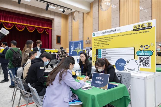 高市府青年局每年举办的新媒体人才就业媒合会，为青年提供一个能与企业直接对话的机会，以协助顺利踏入职场，图为去（113）年媒合会现场画面。（高市府青年局提供）