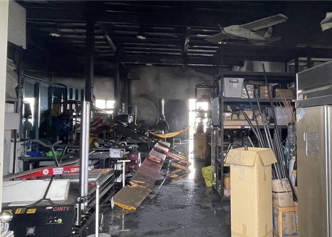 虎科大职能大楼内的飞机系教室旁共同材料区今天凌晨起火，图为今天上午火场勘查状况。（周丽兰摄）