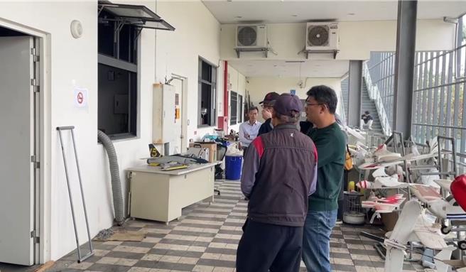 虎科大职能大楼内的飞机系教室旁共同材料区今天凌晨起火，所幸无人员受困，师生一大早就赶往关切。（周丽兰摄）