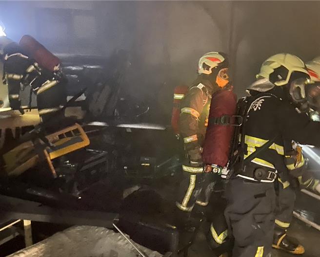 云林县消防局今天凌晨1点09分获报虎科大宿舍区有住宅发生火警，紧急调派虎尾、土库、斗南、二崙、二大队共11辆消防车、21名消防人员抢救，1点26分回报是职能大楼的飞机系较是燃烧，无人员受困。（云林县消防局提供）