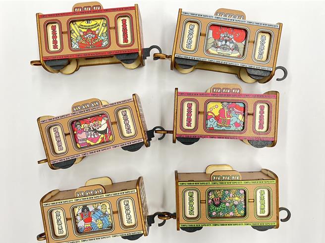 限量「祈福列车」文创商品，透过打卡集章就能获得，共有10种图案，可以搜集串成列车。（新北市民政局提供）
