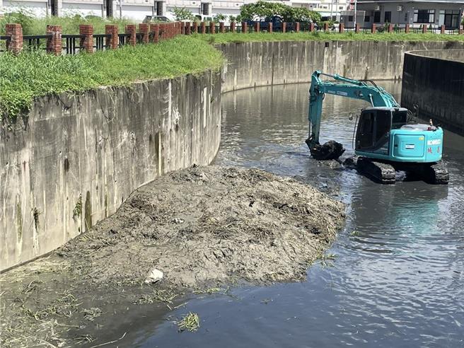 高市府水利局为强化辖内防洪效能，今年共编列1.31亿元办理市管区域排水、滞洪池及美浓湖水库的清疏工作，规画办理渠道清疏150公里，预计清淤量25万立方公尺。（高市府水利局提供／洪浩轩高雄传真）