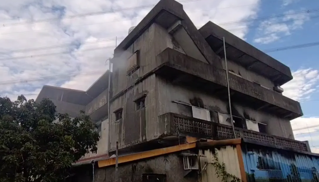 电动自行车充电爆炸起火，屋主拉水管抢救不及。（翻摄中天新闻）