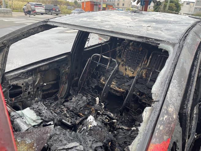 车辆自撞后立即起火燃烧，内装瞬间被烧得只剩骨架，所幸有热心路人协助报案并将伤者拖离车外才未酿成更严重之意外。(图／民眾提供)