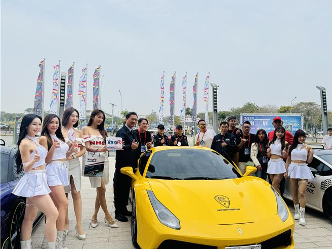 2025台南车展27日一连4天在大台南会展中心登场，台南市长黄伟哲（右五）与超跑合影。（曹婷婷摄）