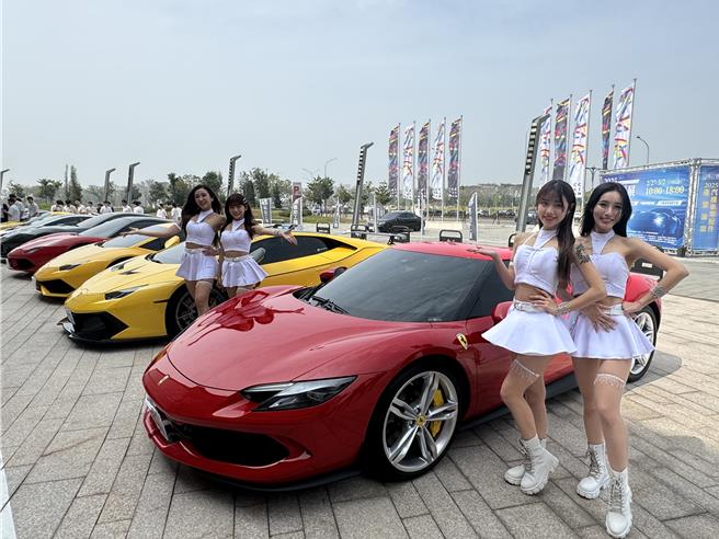 2025台南车展盛大开展，大台南会展中心广场一字排开的超跑，吸引民眾目光。（曹婷婷摄）