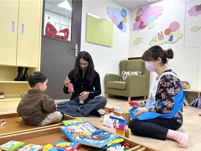 台東縣政府社會處率先在辦公室設置全縣首個職場托育空間。（蔡旻妤攝）