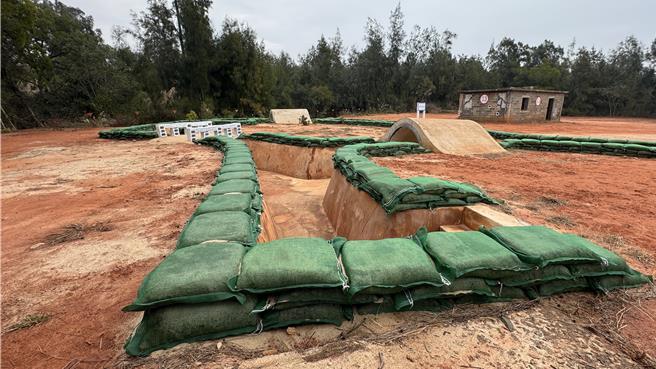 修復活化后的贾村战技体验场，包括家屋搜索区、地下坑道、地形地物利用区、手榴弹投掷区等，启用后将开放自由参观，也提供申请场地办理游憩活动。（于家麒摄）