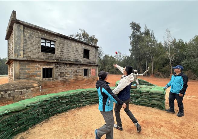 修復活化后的贾村战技体验场，包括家屋搜索区、地下坑道、地形地物利用区、手榴弹投掷区等，启用后将开放自由参观，也提供申请场地办理游憩活动。（于家麒摄）