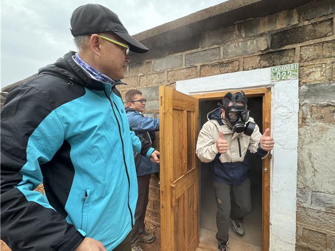 金门县议员董森堡（右）也戴上防毒面具进入「毒气室」内体验当年国军战斗训练之情形。（于家麒摄）