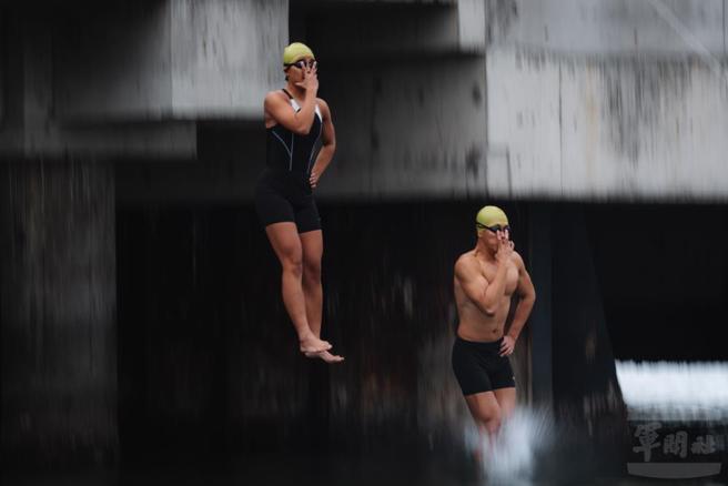 佳玟在受訓過程中，與其他學員接受相同標準的嚴格考驗。（軍聞社提供）