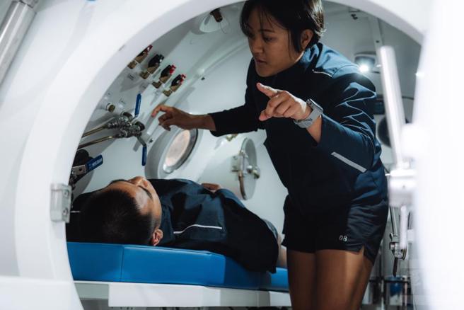 卓佳玟於減壓艙內練習進行神經檢查。（軍聞社提供）