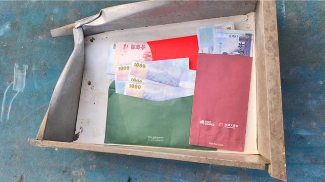 蓝先生请南投市公所清洁队清运家中老旧办公桌等家具，意外发现他包给父亲的红包，父亲藏抽屉夹层舍不得花。（南投市公所提供／杨静茹南投传真）