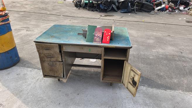 南投市公所清洁队员搬运老旧办公桌时掉出更多红包袋，通知预约收费清运的蓝先生来认领。（南投市公所提供／杨静茹南投传真）