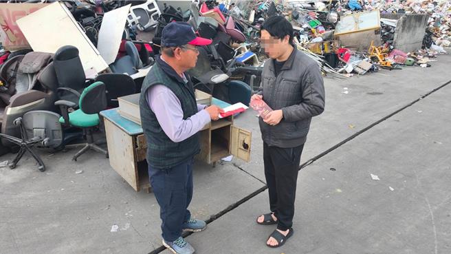 蓝先生感慨他包给父亲的红包，父亲珍藏着舍不得花，父亲年初已经过世，睹物思亲让他心酸。（南投市公所提供／杨静茹南投传真）