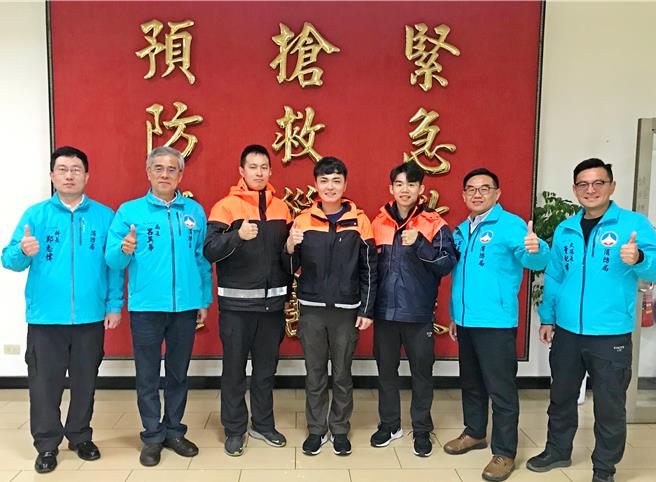 金门县消防局长吕英华(左二)慰劳金湖分队许凯杰(左三)、许博宇(中)及林匯耀(右三)，嘉勉其临危不乱，发挥所学，顺利完成产妇与胎儿救护之紧急勤务。(图／金门县消防局提供)