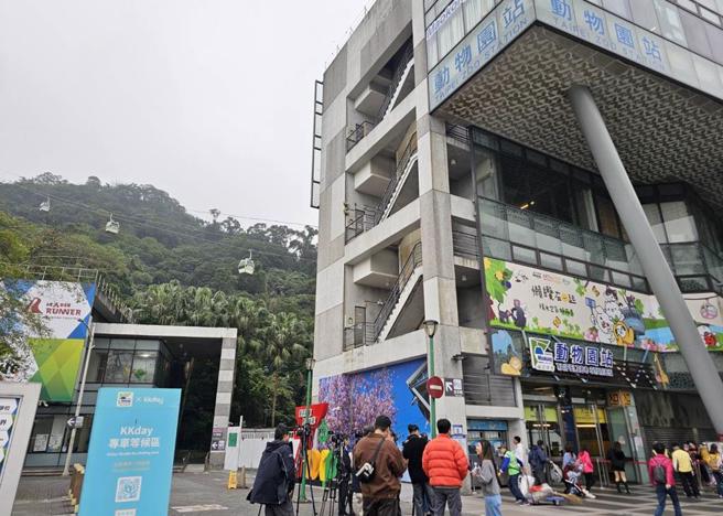 猫缆3月3日起调涨票价，一般旅客票价从原本搭乘1站70元、2站100元、3站120元，改为不再按搭乘站数计费，单次票价一率180元、1日票则从260元涨至300元，水晶车厢需另外加收50元。（谢佳君摄）