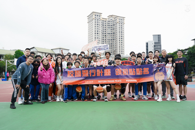 领航猿球员、Pilots Crew与桃园国中篮球社师生合照。（桃园璞园领航猿提供）