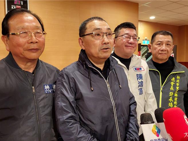 新北市长侯友宜（左二）今（27）日被问到此事表示，一切按照法令的相关规定办理，法有法的明文规定，我们就照办。（陈慰慈摄）