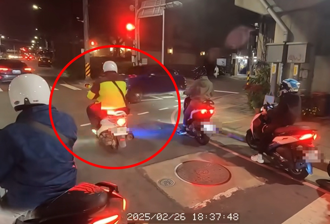 新北男「扮义消」还鸣笛闯红灯。（翻摄爆料公社）