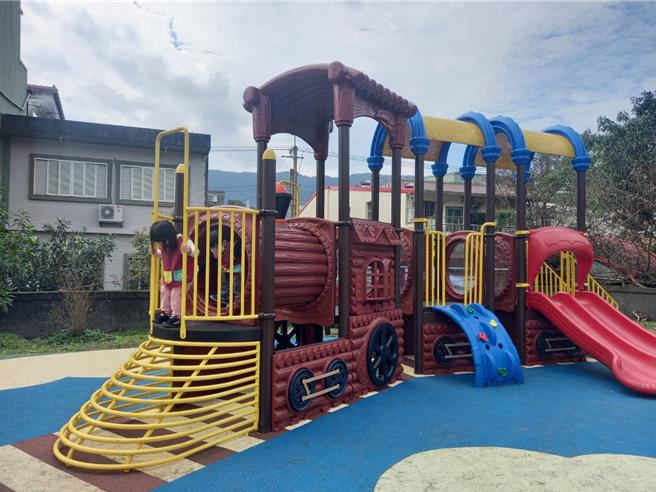 三星公园经一番精心整修，不仅保留原有绿地空间，更增设多项趣味设施，让大小朋友都能在此尽情玩乐，除了原有的跷跷板和摇摇马外，全新打造的火车造型游具更是小朋友的最爱。（吴佩蓉摄）