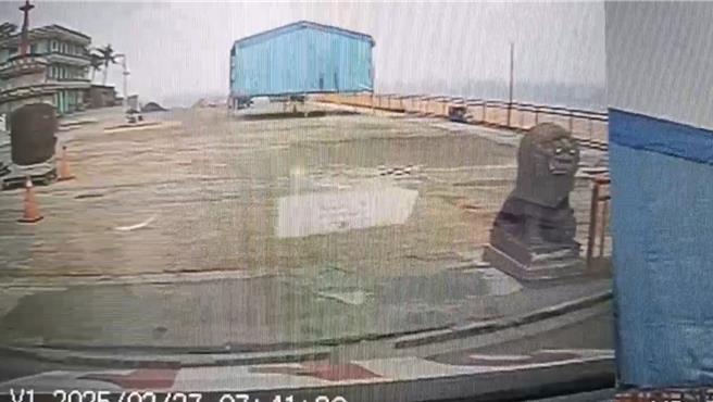 小琉球46岁蔡男26日深夜未归，27日一早被发现瘫倒花瓶岩沙滩后送医不治。（屏东消防局提供／谢佳潾屏东传真）